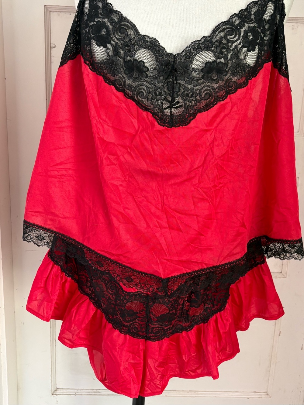 Vtg JULEPS Lingerie Set Size 4X Red Satin Black Lace Camisole Cami Ruffle Skirt